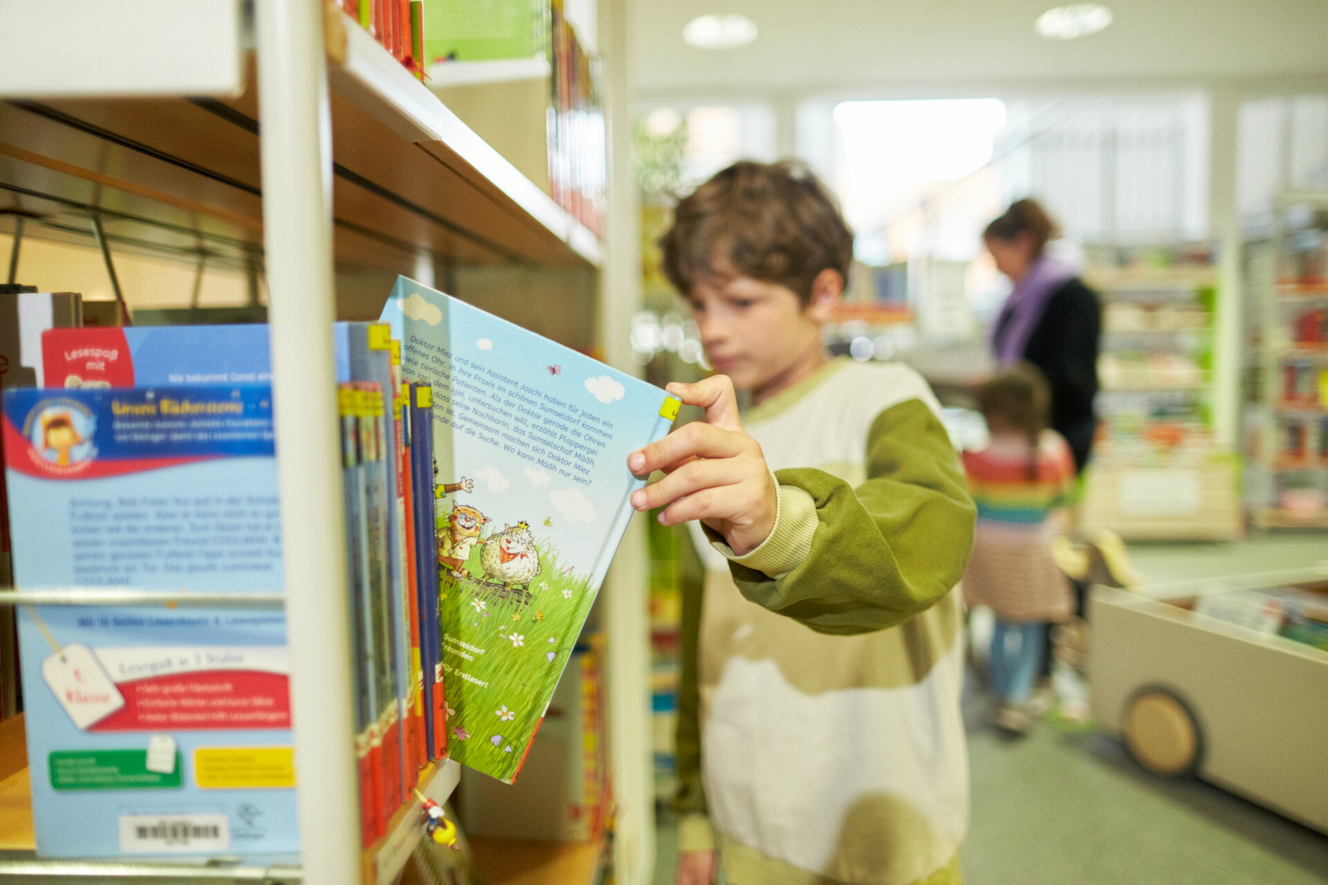 Kind beim Stöbern in der Bibliothek am Marktplatz